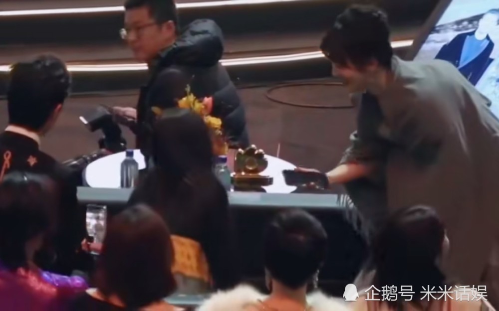 肖战最幸福的女粉,杨紫亲自帮她拍合照,得知身份后:难怪