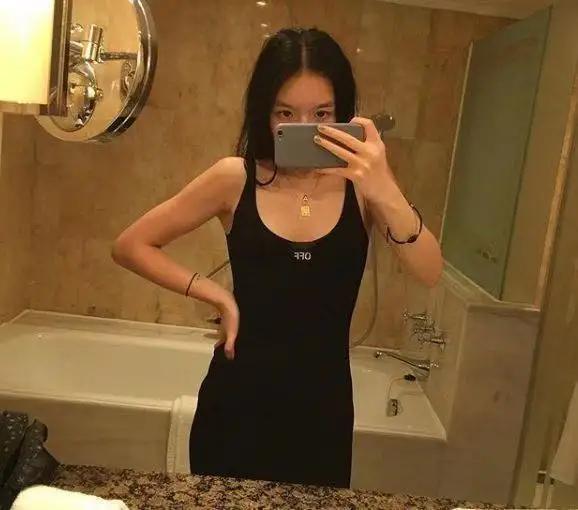 李咏女儿又晒自拍!穿吊带秀腹肌瘦了不少,才17岁女人