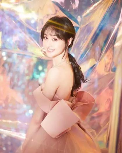 分手后郑爽有哪些改变?穿粉色裙子只是表面,闯时尚圈才是内核