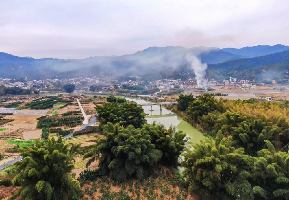 大埔县百侯镇侯南村(图左下角)与侯北村(图上方梅潭河对岸)一角.