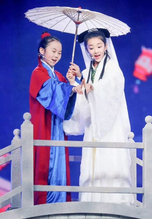 饰演白素贞的小演员叫陶奕希,她的扮相也被说像《白蛇缘起》里的动漫