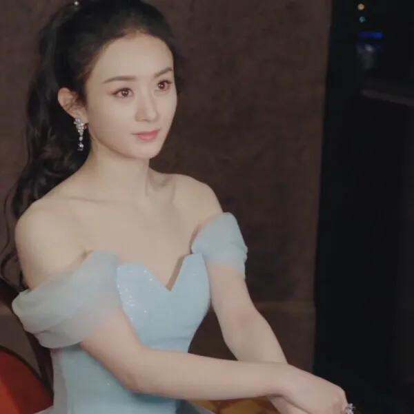 赵丽颖身着仙女裙登台,仙气飘飘,被赞最美辣妈!