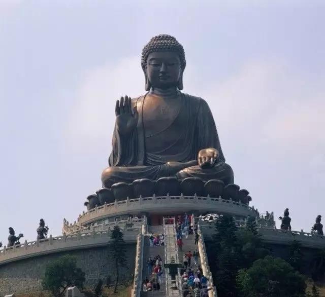 灵山大佛坐落于无锡马山秦履峰南侧的小灵山地区,大佛所在位置系唐