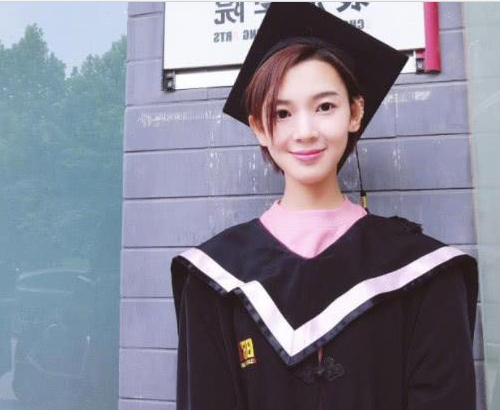 明星穿学士服的样子:李现颜值担当,陈瑶短发干净利落