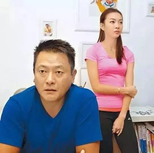 老婆张利华与他人搂抱亲吻,魏骏杰内心
