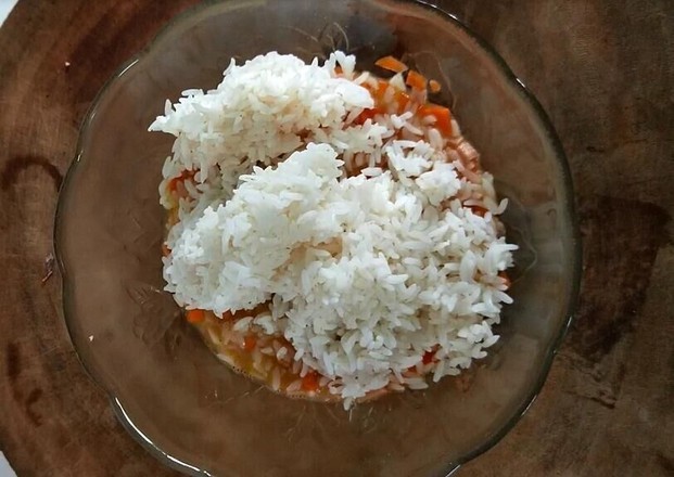 7.搅拌均匀,成鸡蛋米饭糊