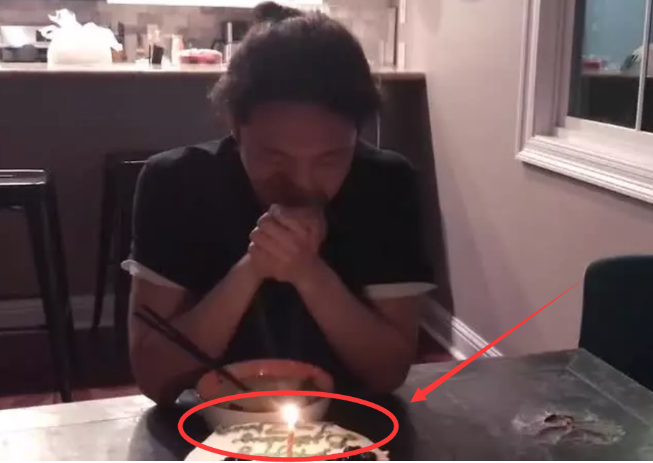 张艺兴生日素颜照被助理公开,看到他的酒窝后,确定这是30岁的男人?