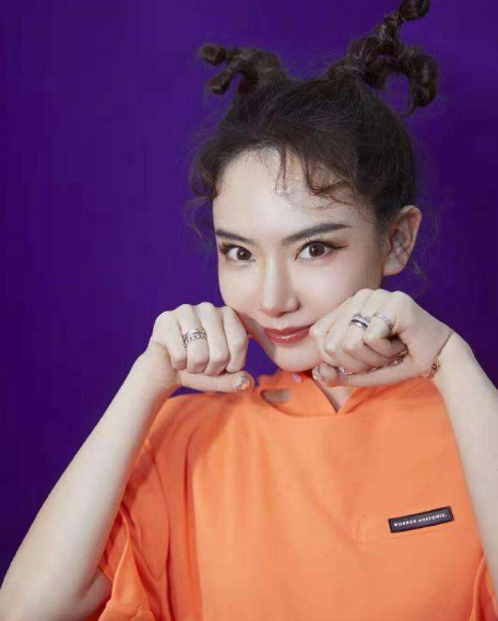 被观众吐槽"素颜长得丑,戚薇一句话回怼,网友:黑粉都无话可说