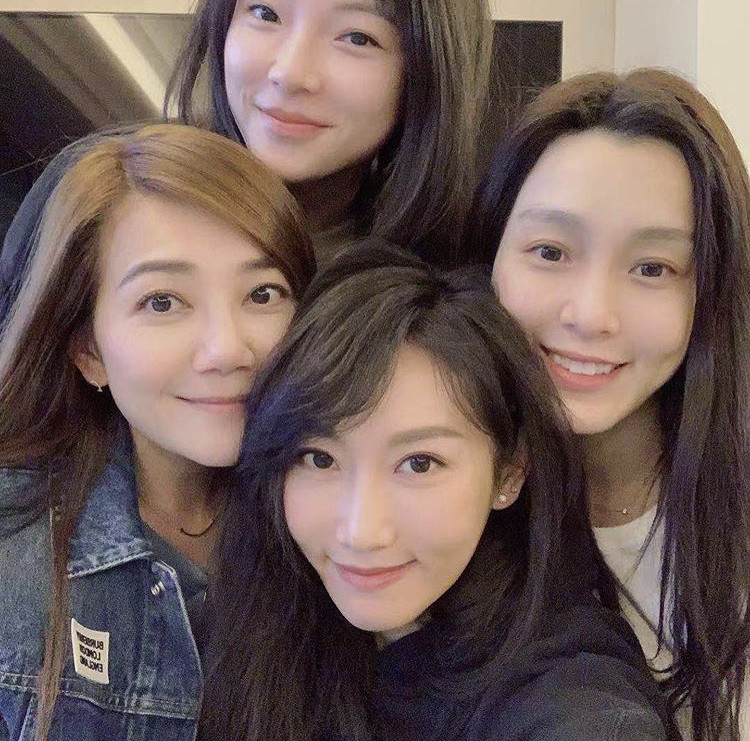 范玮琪双胞胎儿子将迎5岁晒母子三人温馨合照梁静茹比心支持
