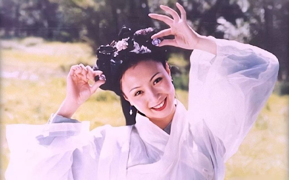 从中央戏剧学院表演系毕业后的陶虹和徐峥一起出演了《春光灿烂猪八戒
