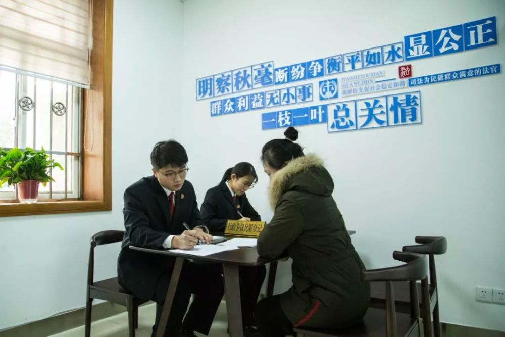 信访接待区设置有视频接访室,信访接待室.