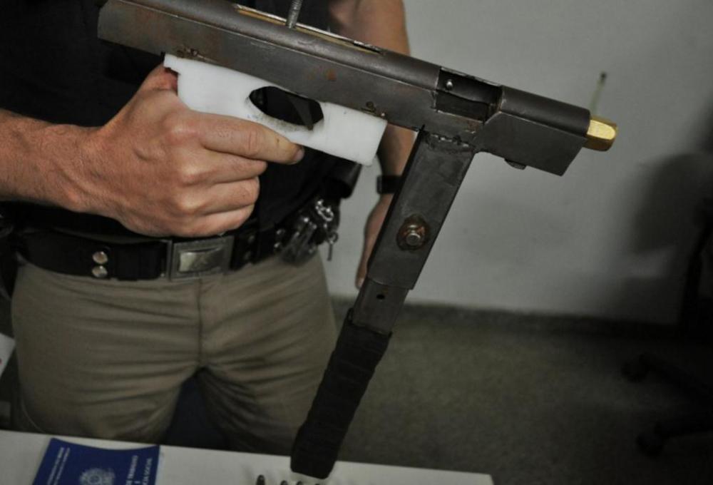 美国警察展示缴获的自制武器,水管枪真的不算啥,枪管绑着木头见过吗?