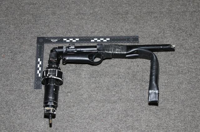 自制水管枪,这是某次剿灭毒贩的行动中缴获的,包括枪管,握把,垂直握把
