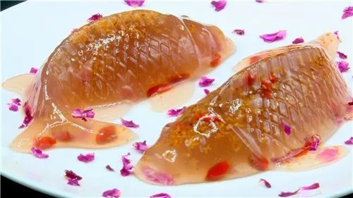 尝一口,锦鲤口感q弹,玫瑰,桂花和枸杞的香味与蜂蜜的甜味完美融合,甜