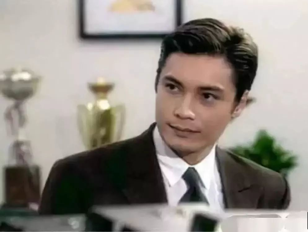 2002年主演《流金岁月》第三次获得视帝后不久,罗嘉良离开了