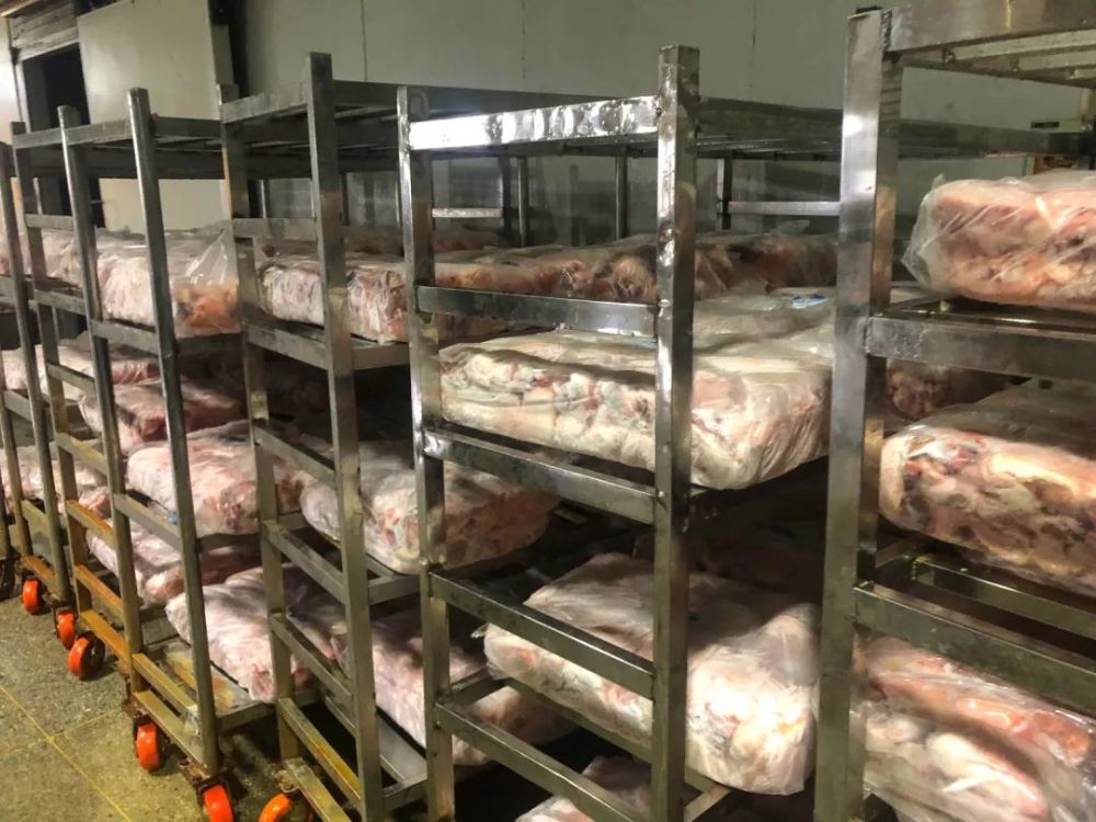 为什么呢?因为宴春的用肉,来自中国数一数二肉类加工基地: 双汇,雨润.
