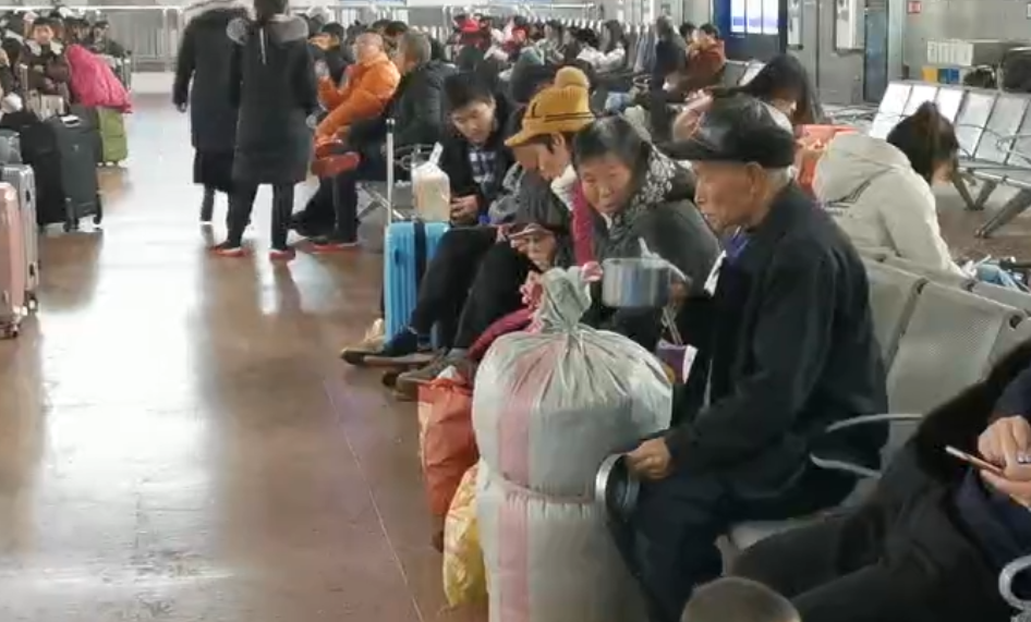 六旬夫妇坐20多个小时火车外出打工:趁春节赚点零花钱