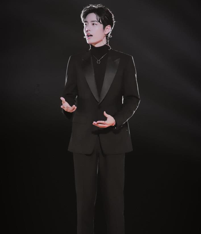 肖战最新造型上线,黑色小高领叠穿拼接西装,帅出新高度!