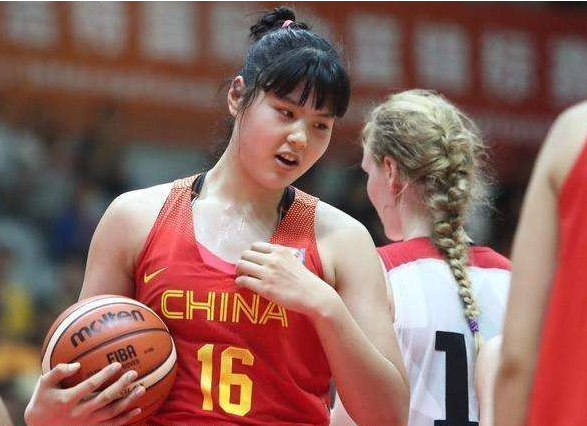 看看女排肌肉,看看女足肌肉,再看看男篮周琦的肌肉,球迷:心累