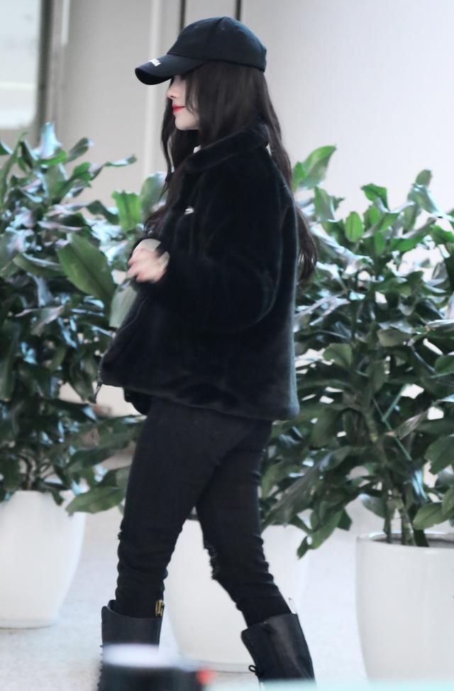 159的鞠婧祎与164金泫雅相撞,穿着马丁靴,小个子也有强气场