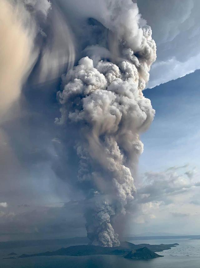 菲律宾最危险塔尔火山爆发,恐爆发性喷发,近50万人正被紧急疏散