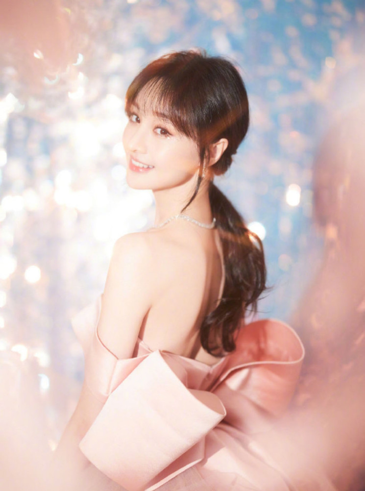 郑爽"微博之夜"抹胸裙走红毯,骨感身材亮眼了,光洁美背似少女