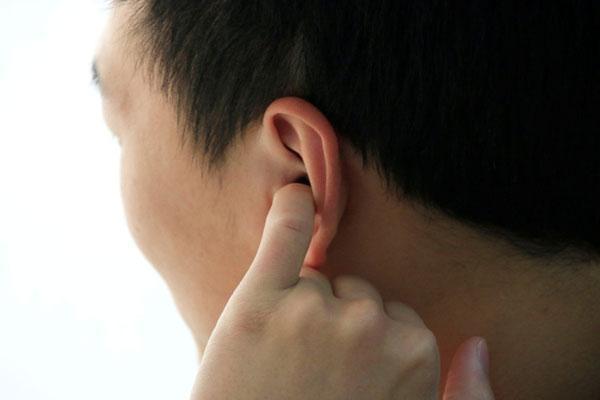 耳朵老是发热是咋回事，代表有人想你？原因与你想的不同