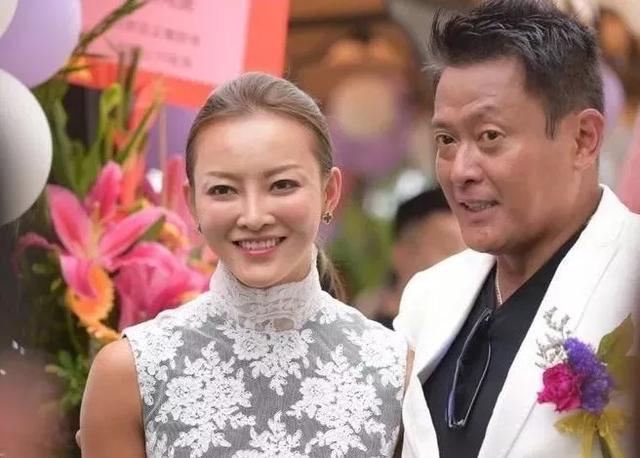 抛弃滕丽名给小20岁的张利华当妻奴,魏骏杰的婚姻换来一场笑话