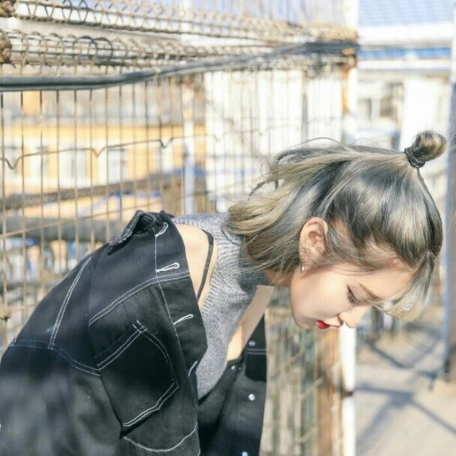"原宿风"情侣头像:爱情很复杂,有时候近在眼前,有时候