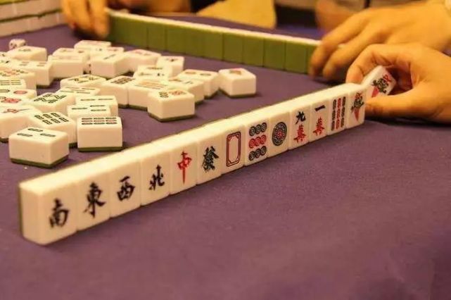 约上好友聚会,去面对面打麻将,斗地主,炸金花,消磨时间.
