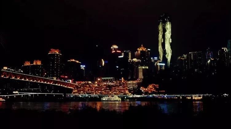 重庆鎏嘉码头景区位于江北区北滨一路(黄花园大桥下),景区占地10万方