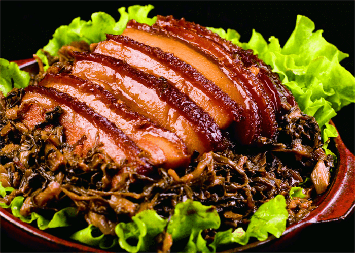 梅干菜扣肉在广东叫梅菜扣肉,为惠州特色招牌菜,并且在美食界享有