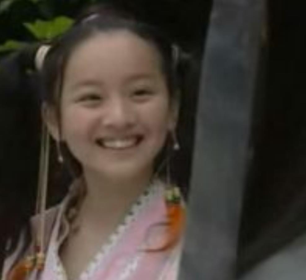 她曾在剧中饰演过释小龙女友,退出娱乐圈后嫁给了黑人,如今还生下一个