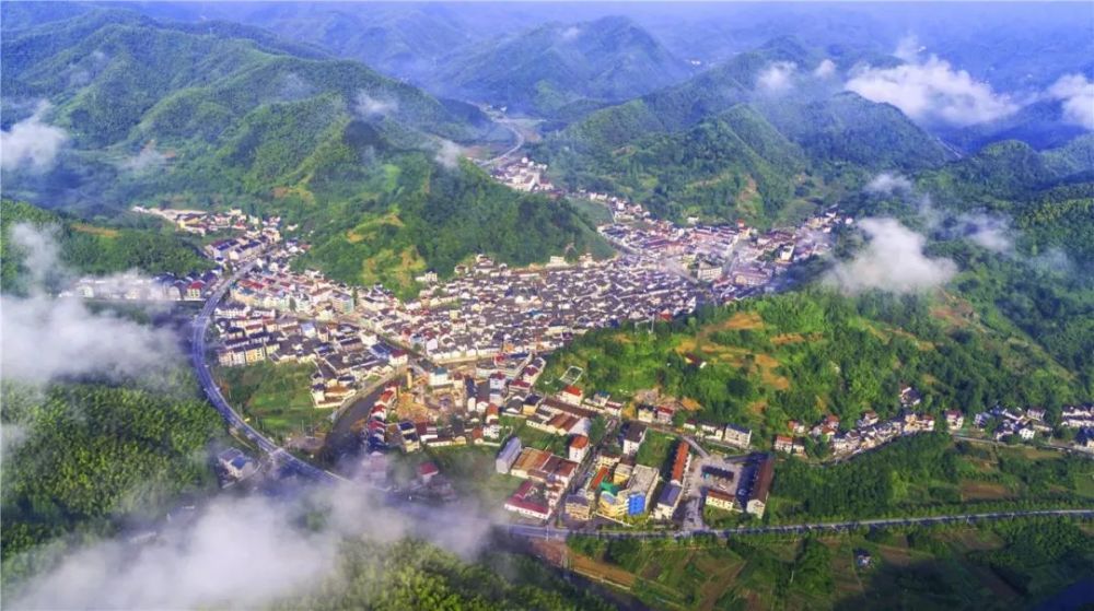 常绿镇位于富阳区最东南面,东接萧山区楼塔镇,南连诸暨市应店街镇