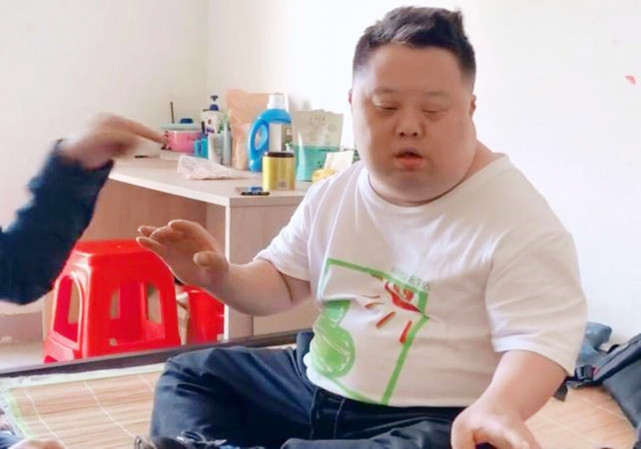 被称作"天才指挥"的唐氏儿舟舟,如今怎样了?现状让人