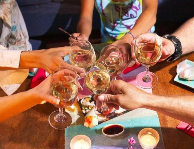 如何在酒桌上陪客户喝酒?记住这3个话术,早学早受益