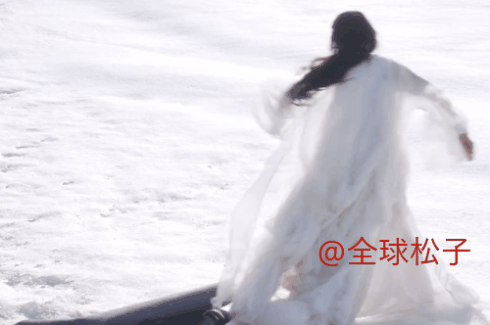 演员不易!杨超越穿裙子光脚踩雪,还要躺在雪地里