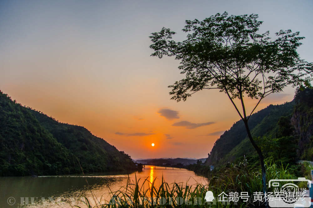 江西于都峡山323国道美丽的傍晚风光,夕阳染红的贡水