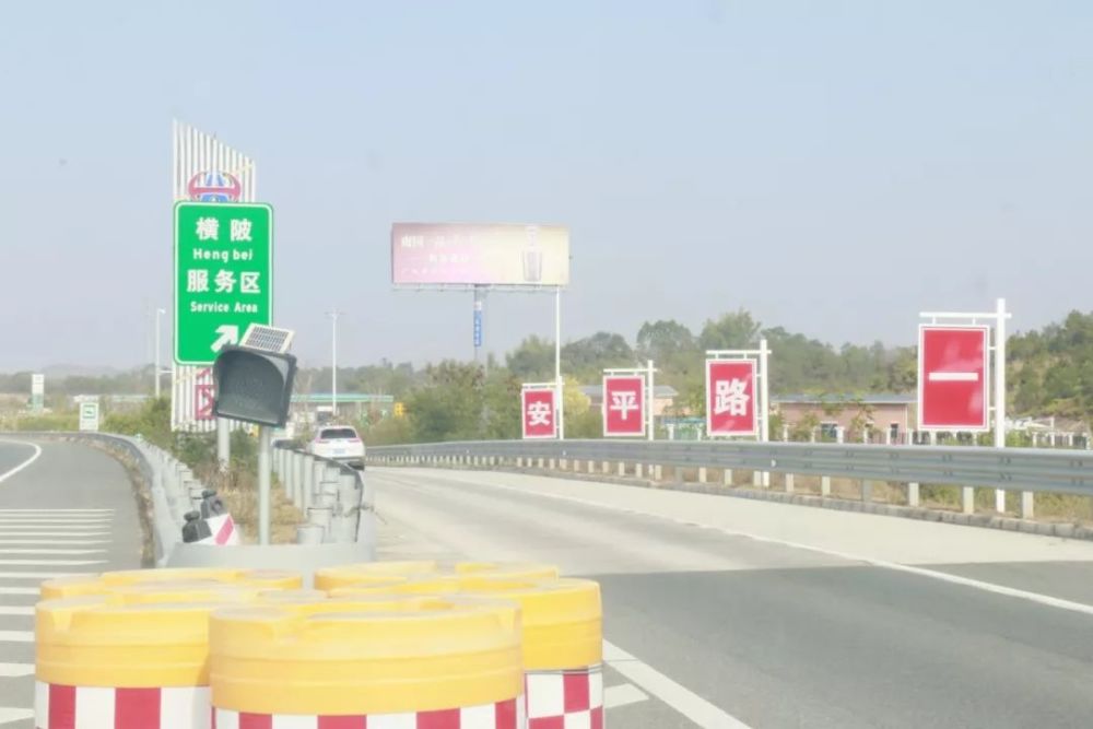 在广东高速公路服务站,聆听交警交通安全提醒的叮咛