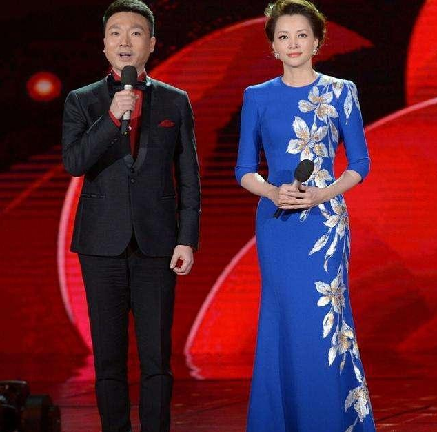 央视春晚主持阵容大换血!董卿李思思缺席,佟丽娅携两