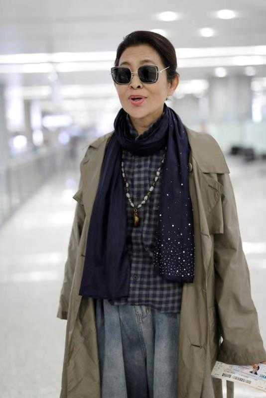 60岁倪萍气质依然高级,身穿风衣搭配牛仔裤走机场,气场全开