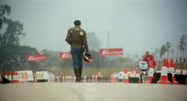 《阿郎的故事》:一个老去的赛车手的孤独背影