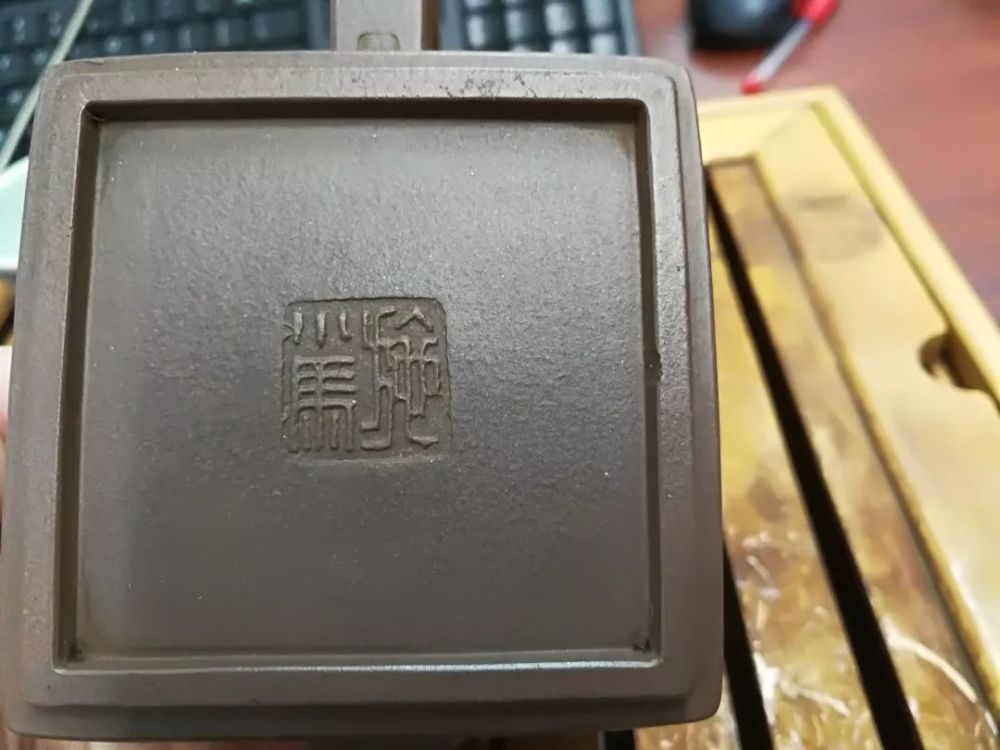 施小马的这把紫砂壶是正品吗?