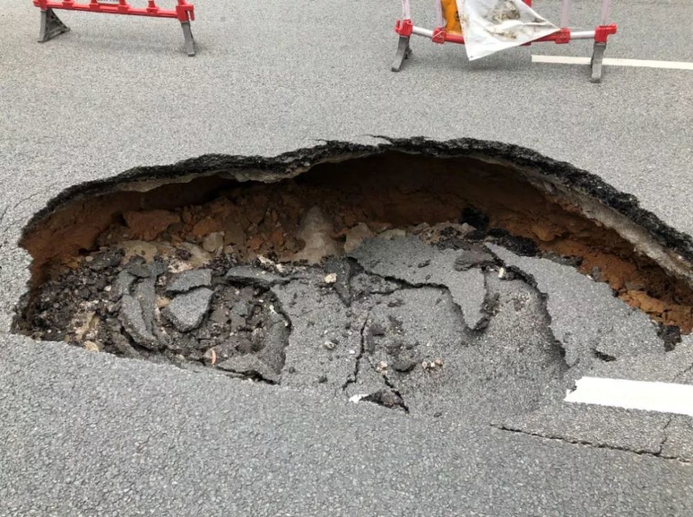 西宁路面塌陷公交车陷入,遇地面塌陷该如何自救?