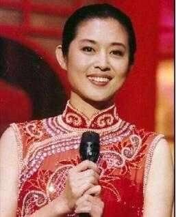 61岁倪萍去医院探望78岁赵忠祥,春晚老搭档爱互怼,他们竟是亲家
