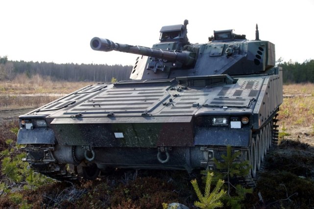 近日,瑞典陆军cv9035(又称cv90 mkiii)步兵战车在位于瑞典北部的靶场