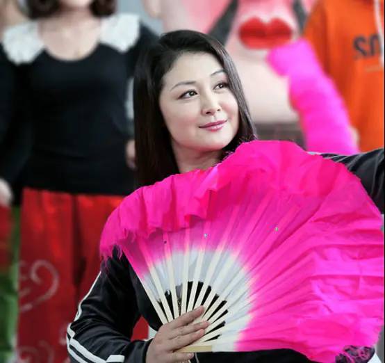 48岁于月仙穿着蒙古服装,身材变形,还是当初的"谢大脚