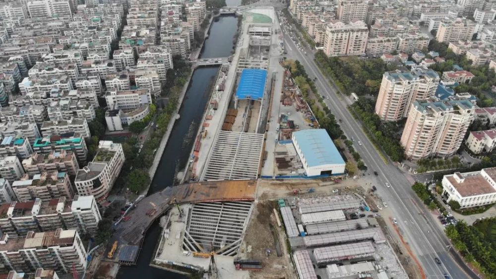 等快速路网建设,抓紧启动 金鸿公路市政化改造,加快 汕南大道,跨汕头