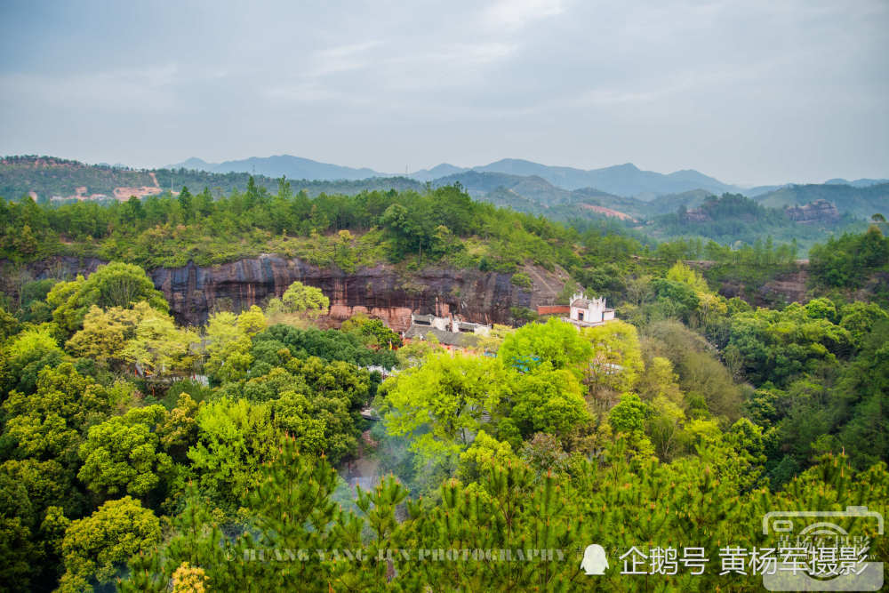 于都罗田岩的青山绿树,美丽的自然风光,炊烟缠绕在树间