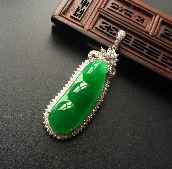 紫 色 翡 翠 红翡绿翠紫为贵,优质的紫色翡翠被称为紫罗兰翡翠,紫色
